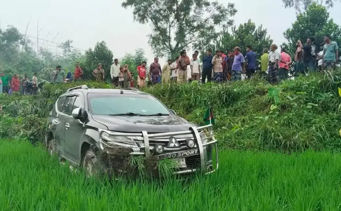বগুড়ায় পথচারী নারীকে বাঁচাতে গিয়ে খাদে প্রতিমন্ত্রী বারীর গাড়ি
