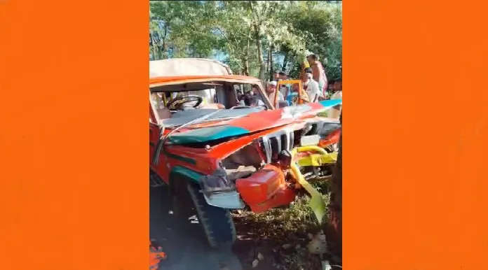 মেরিন ড্রাইভে পর্যটকবাহী জিপগাড়ী খাদে পড়ে এক পর্যটক নিহত, আহত ১৩