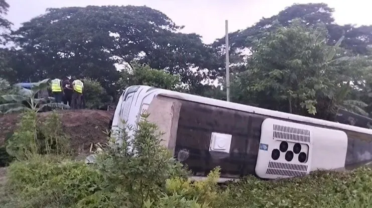 কক্সবাজার যেতে নিয়ন্ত্রণ হারিয়ে বাস খাদে, আহত ২০ মেডিকেল শিক্ষার্থী