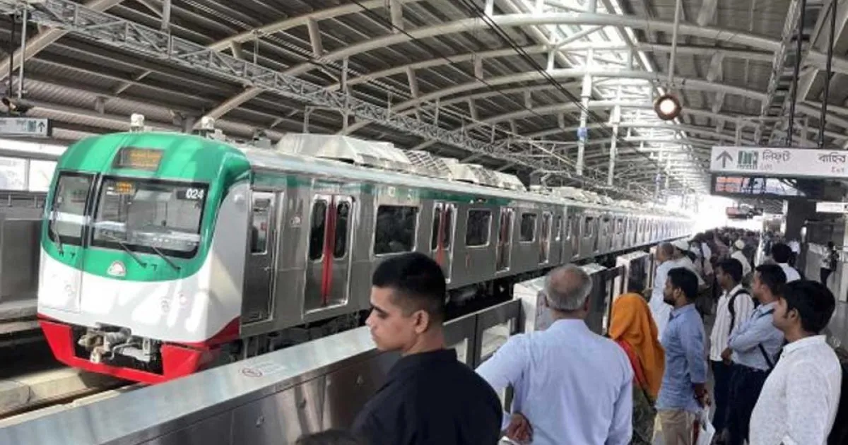 খুলে গেল চলন্ত মেট্রোরেলের দরজা!