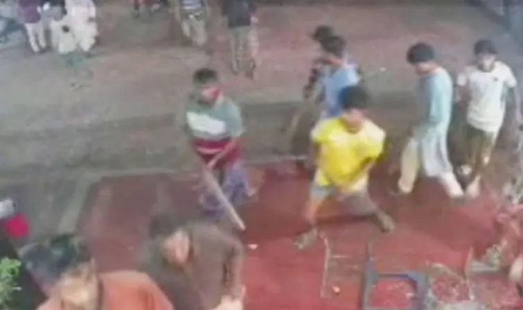 খাবারের বিল চাওয়ায় হোটেলের আসবাবপত্র ভাঙচুর