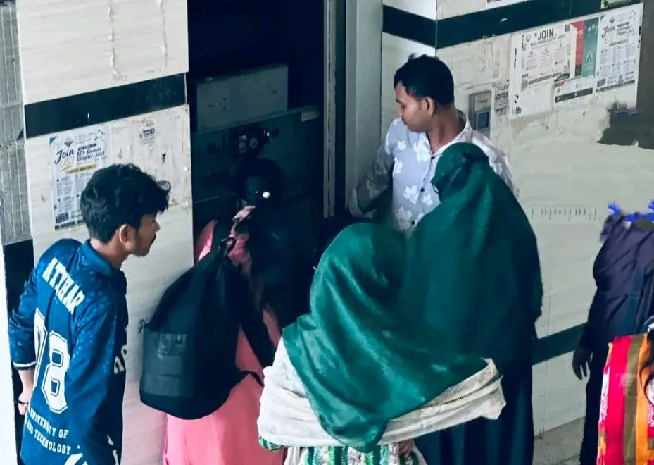 যবিপ্রবির একাডেমিক ভবনের লিফটের দরজা খুলতেই ফাঁকা জায়গা, আটকা ৪ শিক্ষার্থী