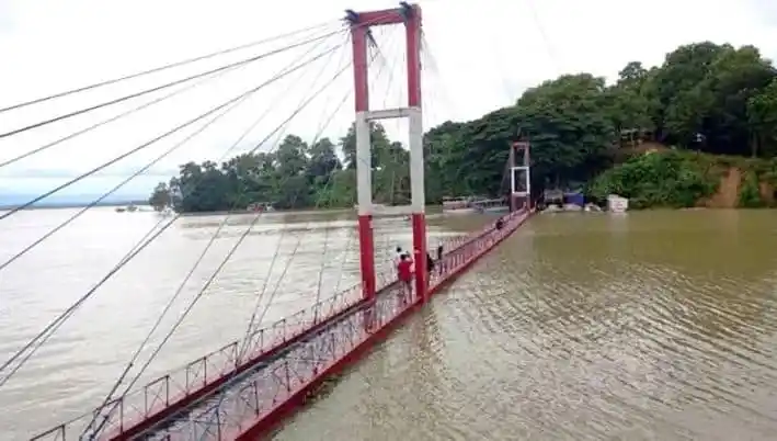ডুবে গেছে রাঙ্গামাটির পর্যটন ঝুলন্ত সেতু, পর্যটক চলাচলে নিষেধাজ্ঞা