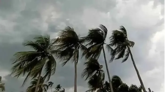দেশের কিছু এলাকায় ঝড়-বৃষ্টির পূর্বাভাস, নদীবন্দরে সতর্কতা