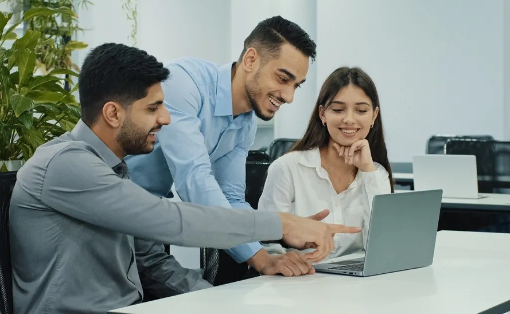 অফিসে বসে কাজ করেও নিজেকে ফিট রাখবেন যেভাবে