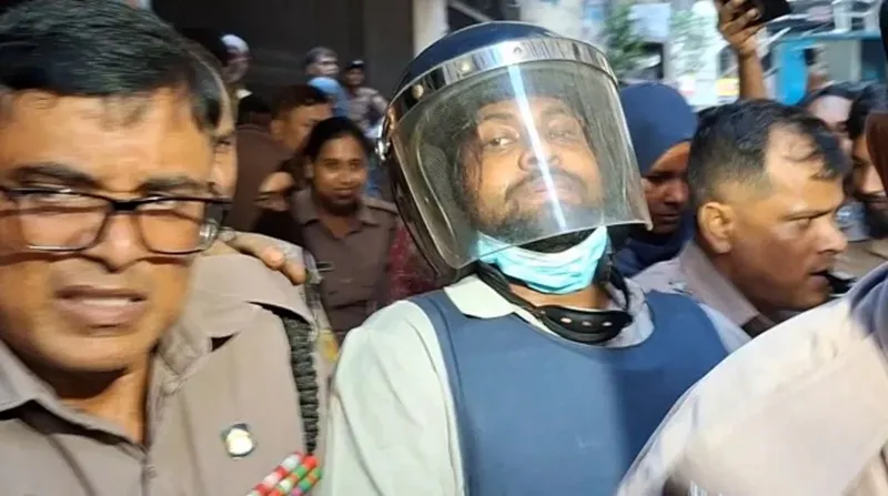 আয়াস ও রিমির জামিন শুনানিতে আইনজীবীদের হট্টগোল-হাতাহাতি