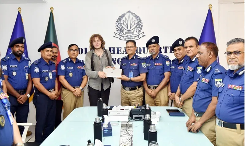 জার্মান পর্যটকের উদ্ধারকৃত ল্যাপটপ হস্তান্তর করেছে পুলিশ