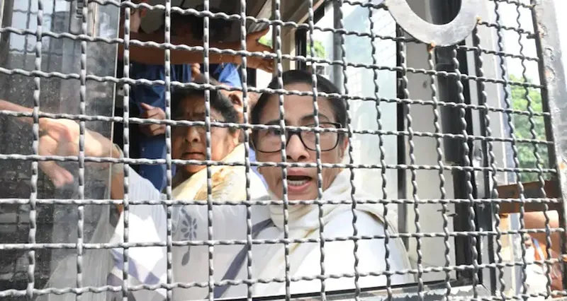 দিল্লিতে আটক মমতা বন্দ্যোপাধ্যায় ও মানিক সরকার