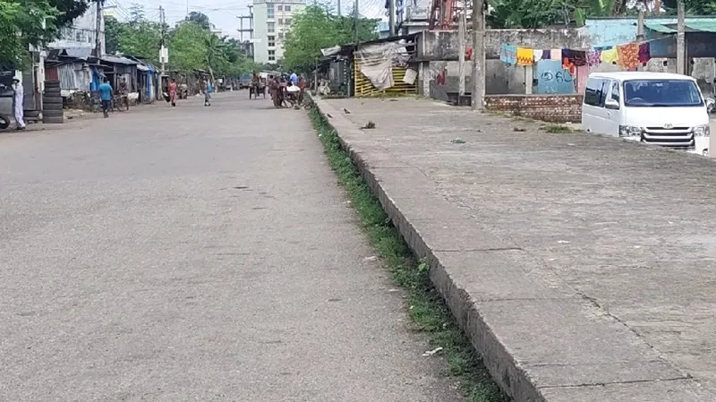 বাগেরহাটে একসময় চলত ট্রেন, এখন রেলপথজুড়ে দখল স্থাপনা