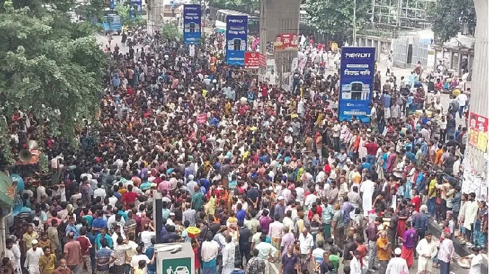 পুলিশি হয়রানি বন্ধের দাবিতে ব্যাটারিচালিত রিকশাচালকদের অবরোধ