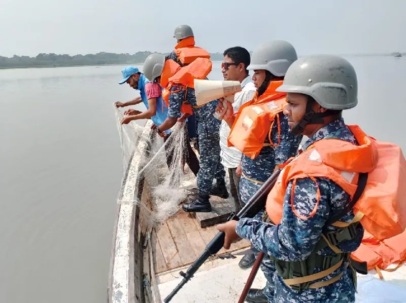 মা ইলিশ সংরক্ষণ অভিযানে বাংলাদেশ নৌবাহিনী