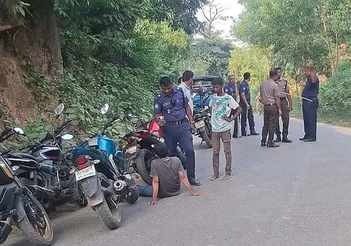 কক্সবাজারে সড়কে প্রকাশ্যে অস্ত্র হাতে মুখোশধারীরা, ৫০-৬০ যানবাহনে লুটপাট