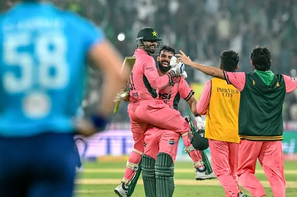 শেষ উইকেট জুটিতে শাদাবের অবিশ্বাস্য সেঞ্চুরি, ইংল্যান্ডকে হারিয়ে ফাইনালে পাকিস্তান