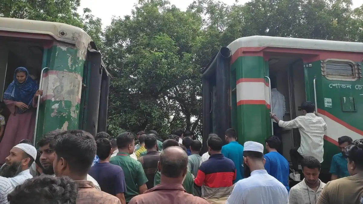 যাত্রীবাহী চলন্ত ট্রেনের হুক থেকে বগি বিছিন্ন!