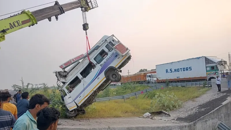 ভারতে বাস দুর্ঘটনায় নিহত ৮, আহত ১৭
