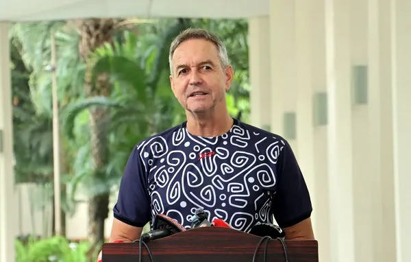 ফুটবলের কোচ হয়েও কেন ক্রিকেট নিয়ে ‘লিখতে’ বললেন ডুলি