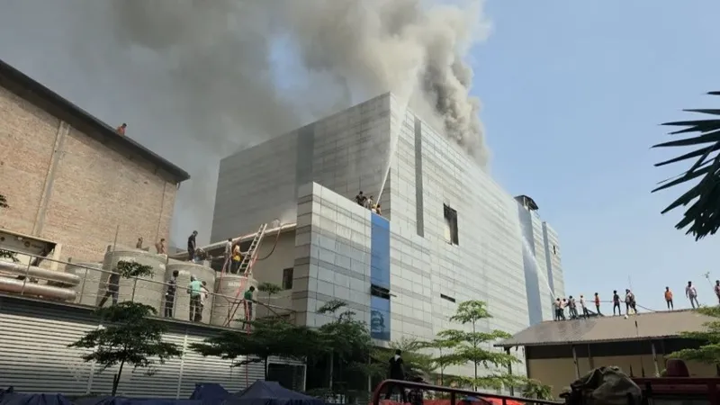 টঙ্গীর ড্রাগ ইন্টারন্যাশনালের আগুন সম্পূর্ণ নিভেছে: ফায়ার সার্ভিস