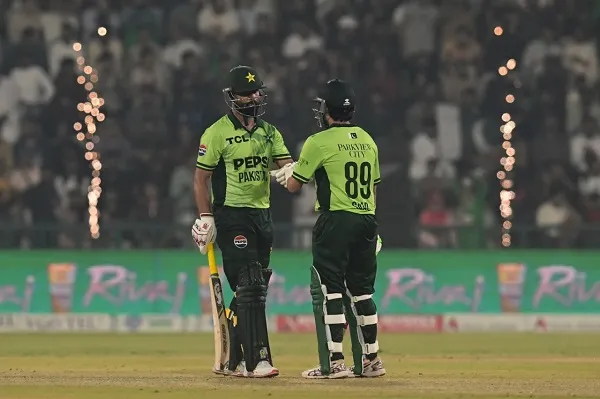 রোমাঞ্চকর ফাইনালে শ্রীলঙ্কাকে হারিয়ে ত্রিদেশীয় সিরিজ পাকিস্তানের