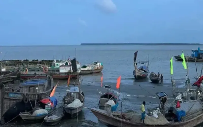 ২২ দিনের নিষেধাজ্ঞা শেষে ইলিশ ধরতে প্রস্তুত পটুয়াখালী ও চাঁদপুরে জেলেরা
