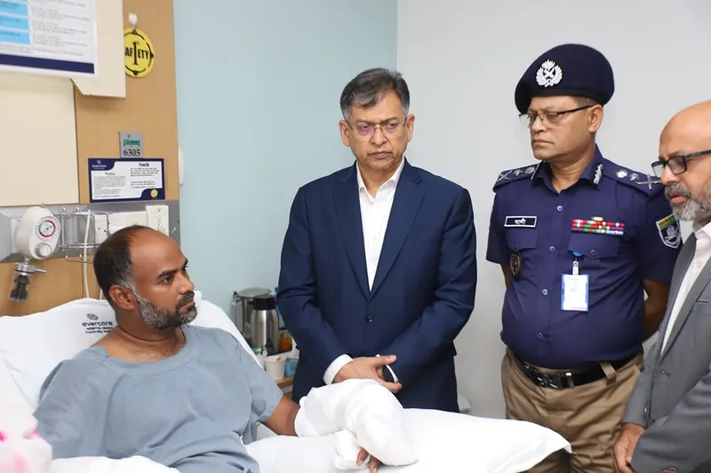 হামলায় আহত পুলিশ পরিদর্শককে দেখতে হাসপাতালে স্বরাষ্ট্রমন্ত্রী