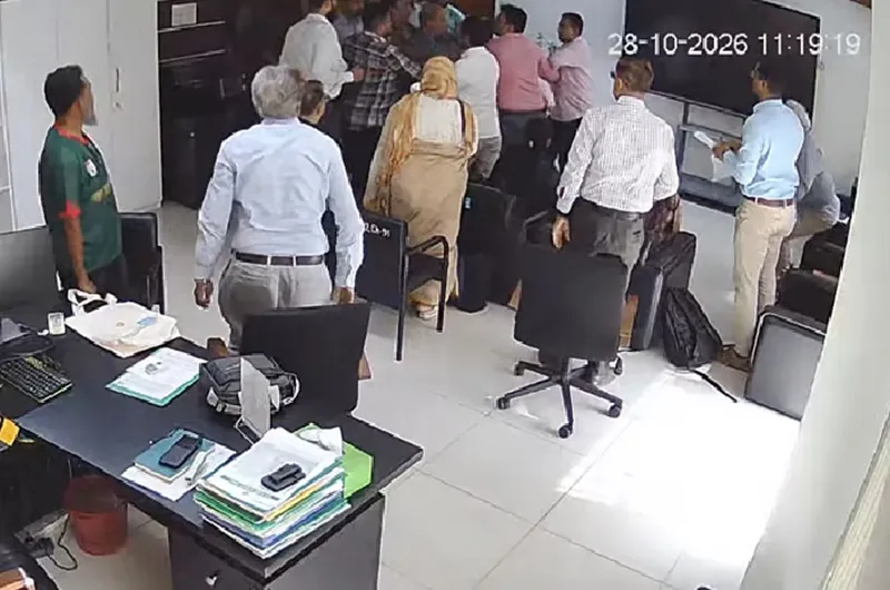 আইইডিসিআরের কার্যালয়ে ঢুকে পরিচালককে মারধর