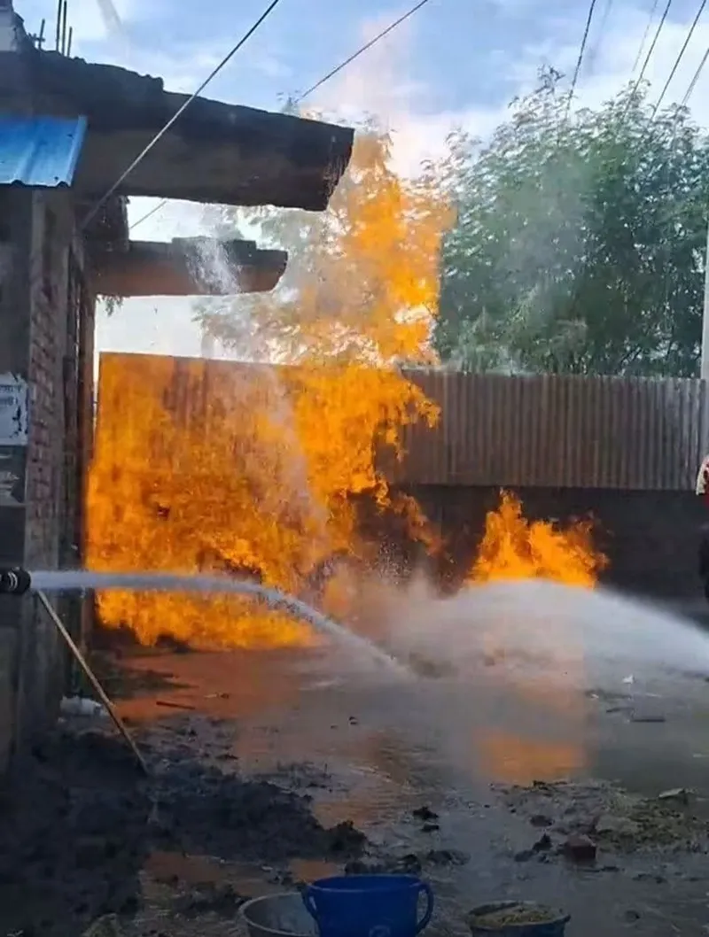 ইনানীতে নলকূপের গ্যাসের আগুন এখনও জ্বলছে