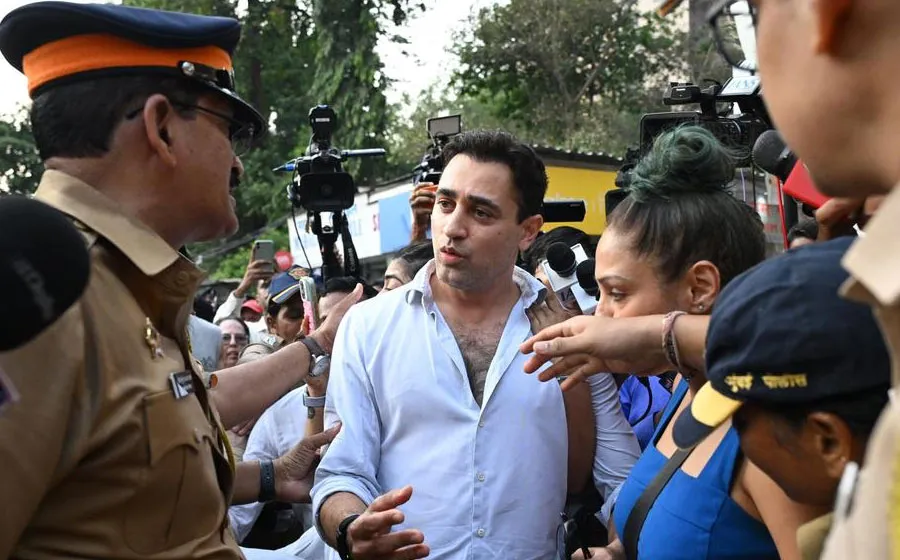 ভারত ছাড়ার নির্দেশ পেয়ে যে পদক্ষেপ নিচ্ছেন ইমরান খান