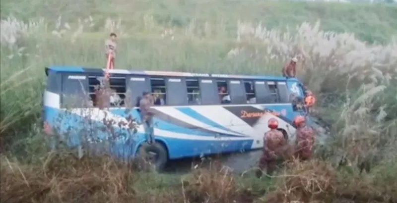 ঢাকা-মাওয়া এক্সপ্রেসওয়েতে রেলিং ভেঙে বাস খাদে, নিহত ৩