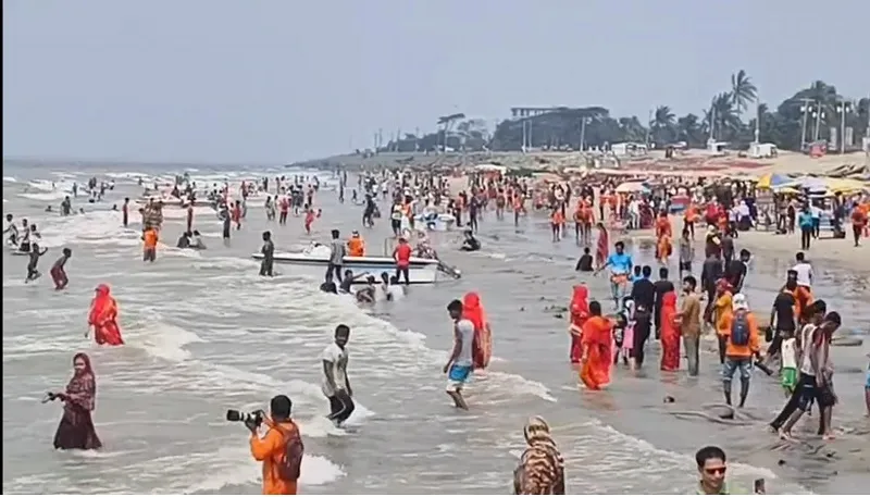 পূজার ছুটি ও বিচ কার্নিভাল, পর্যটকের পদচারনায় উৎসবমুখর কুয়াকাটা
