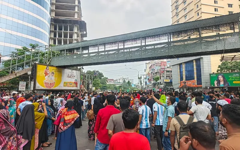 আবারও মিরপুর-১০ অবরোধে পোশাকশ্রমিকরা
