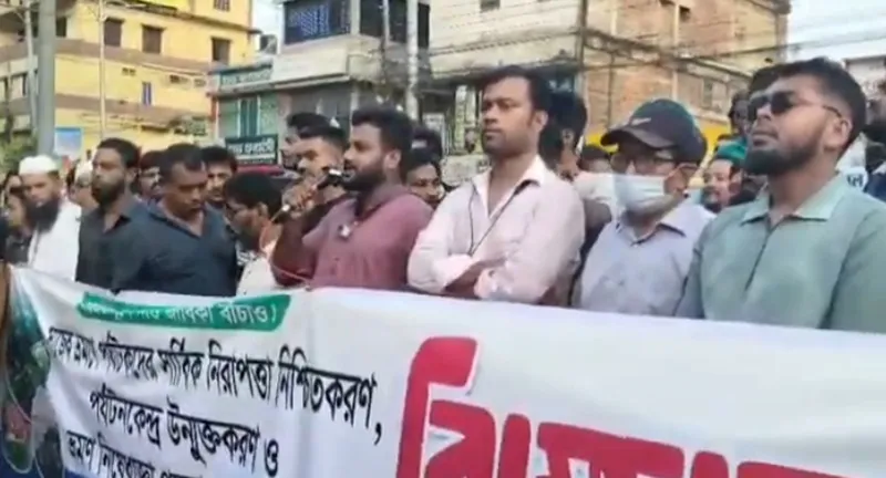 সাজেক পর্যটন কেন্দ্র বন্ধের প্রতিবাদে খাগড়াছড়িতে ব্যবসায়ীদের বিক্ষোভ