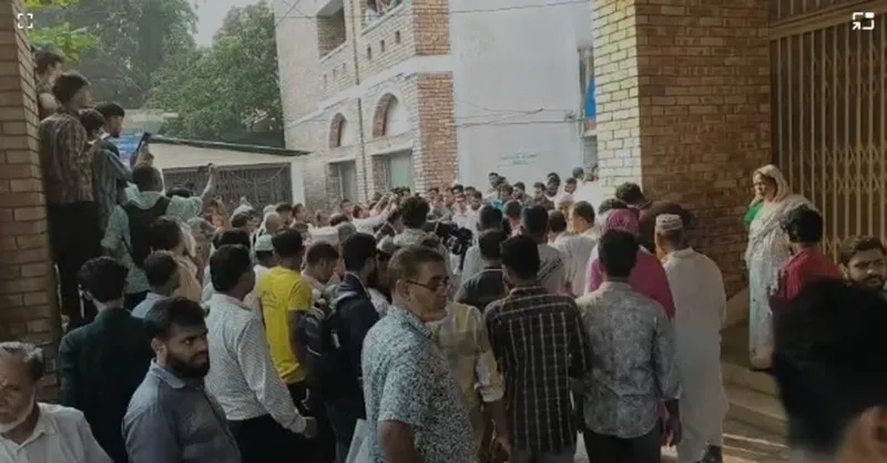 আদালত ভবন থেকে পড়ে যুবক নিহত