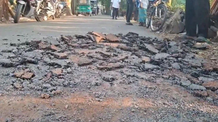 কোটি টাকার নতুন সড়কে এক মাসেই উধাও কার্পেটিং