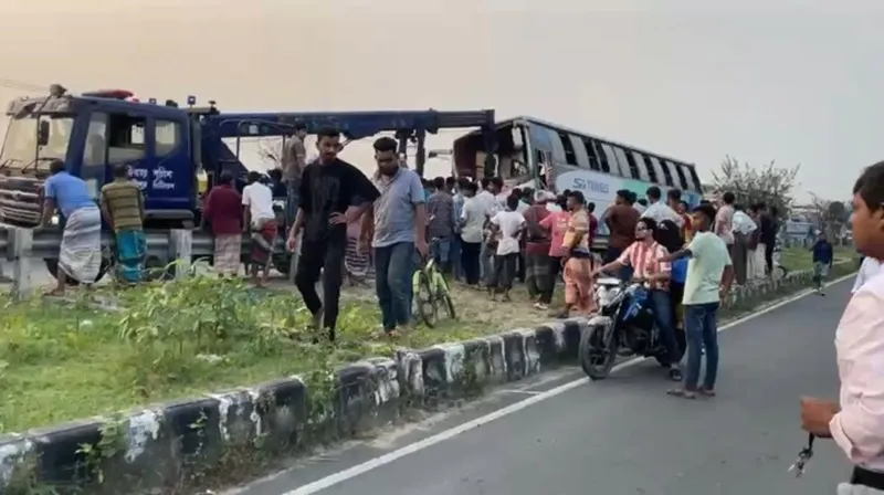 টাঙ্গাইলে বাস-পিকআপ-মোটরসাইকেলের ত্রিমুখী সংঘর্ষে নিহত ২ | চ্যানেল আই অনলাইন টাঙ্গাইলে বাস-পিকআপ-মোটরসাইকেলের ত্রিমুখী সংঘর্ষে নিহত ২ | চ্যানেল আই অনলাইন