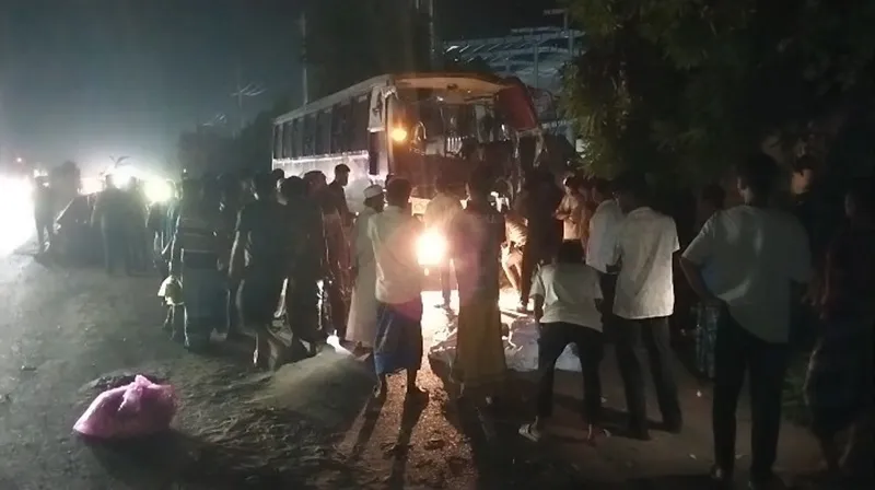 বিদ্যুতের খুঁটিতে বাসের ধাক্কায় নিহত ২