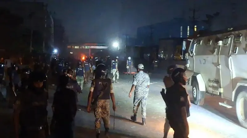 ৩০ হাজার টাকা মজুরির দাবিতে শ্রমিকদের অবরোধ, ৫ ঘণ্টা পর সচল মহাসড়ক