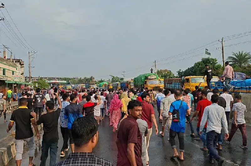 কাজে না গিয়ে ৩০ হাজার টাকা বেতন বৃদ্ধির দাবিতে গাজীপুরে মহাসড়ক অবরোধ