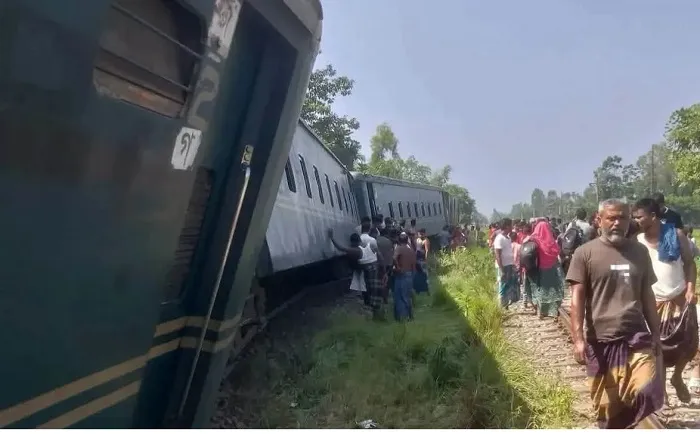 চট্টগ্রাম থেকে ঢাকামুখী রেল যোগাযোগ বন্ধ, বগি লাইনচ্যুত