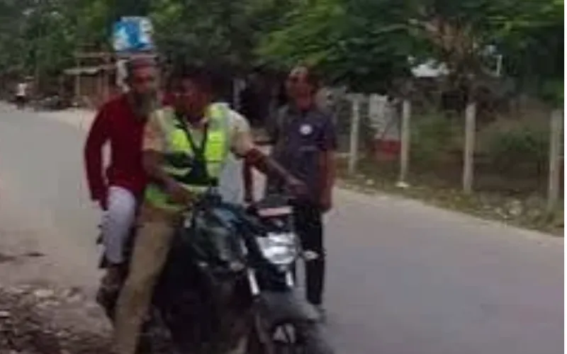 প্রধানমন্ত্রীর নির্দেশে কুষ্টিয়ার সেই শিক্ষককে বাড়ি পৌঁছে দিল পুলিশ