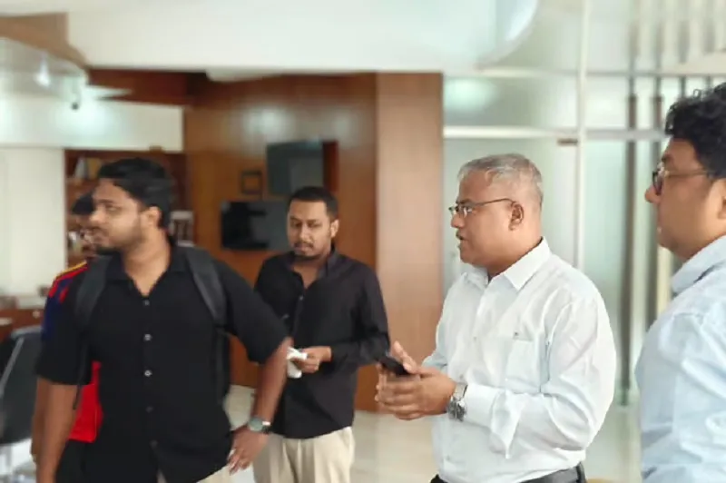 চুয়েটে শাটডাউনের মধ্যেই তালা ভেঙে নিজ দপ্তরে ঢুকলেন নতুন উপাচার্য