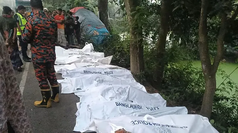 নাটোরের বাস-ট্রাকের সংঘর্ষে নিহত ১০