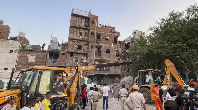 দিল্লিতে ভবনধসে নিহত ৪, চলছে উদ্ধার অভিযান