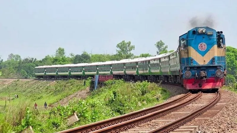 আধাঘণ্টা পর ঢাকার সঙ্গে উত্তরবঙ্গের রেল যোগাযোগ স্বাভাবিক