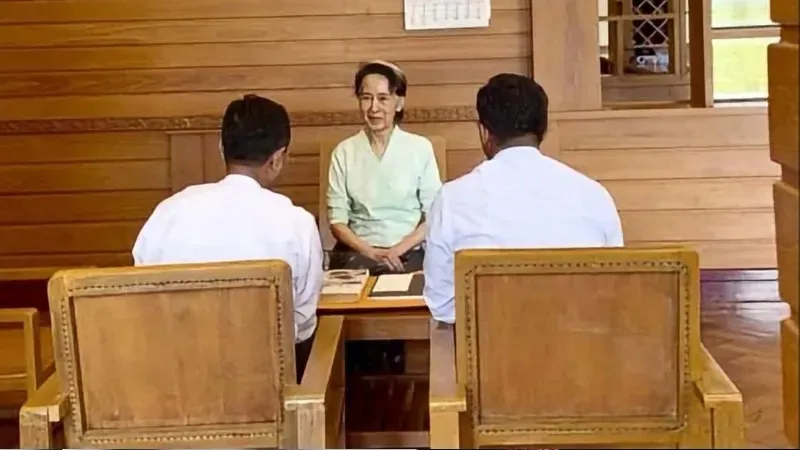 অং সান সু চিকে বই পাঠালেন রাজা তৃতীয় চার্লস