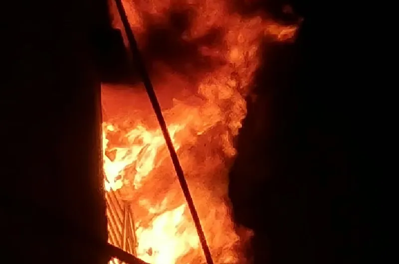 চকবাজারে আগুন: চার ঘণ্টায়ও নিয়ন্ত্রণে আসেনি