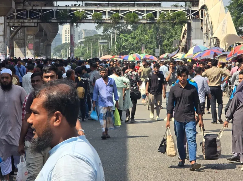 উত্তরায় পোশাকশ্রমিকদের সড়ক অবরোধ, মহাসড়কে তীব্র যানজট