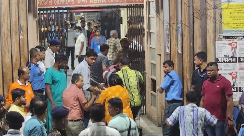 কলকাতায় দুর্গাপূজার মণ্ডপে পদদলিত হয়ে নিহত ১৭