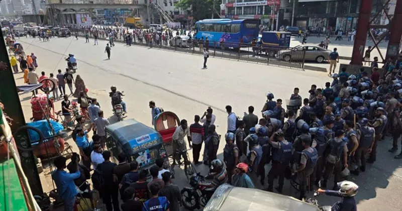 বেতন বৃদ্ধির দাবিতে আবারও উত্তরা-আজমপুরে সড়ক অবরোধ