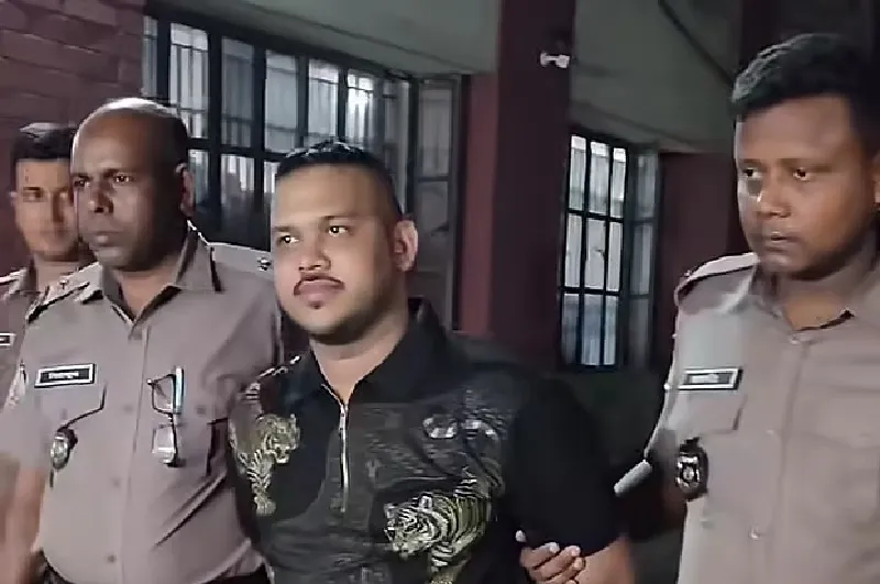 প্রিজন ভ্যান থেকে ‘পিচ্চি রাজা’কে প্রাইভেট কারে তুলে দিয়েছিল পুলিশই