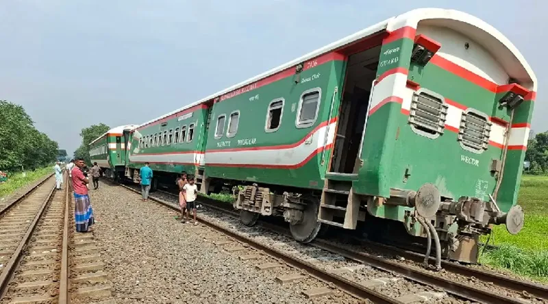 টাঙ্গাইলে ট্রেন লাইনচ্যুত, ঢাকার সঙ্গে উত্তরবঙ্গের রেল যোগাযোগ বন্ধ